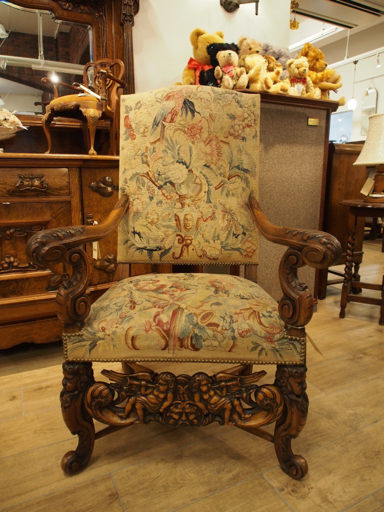Carved Walnut Arm Chair /15110301001