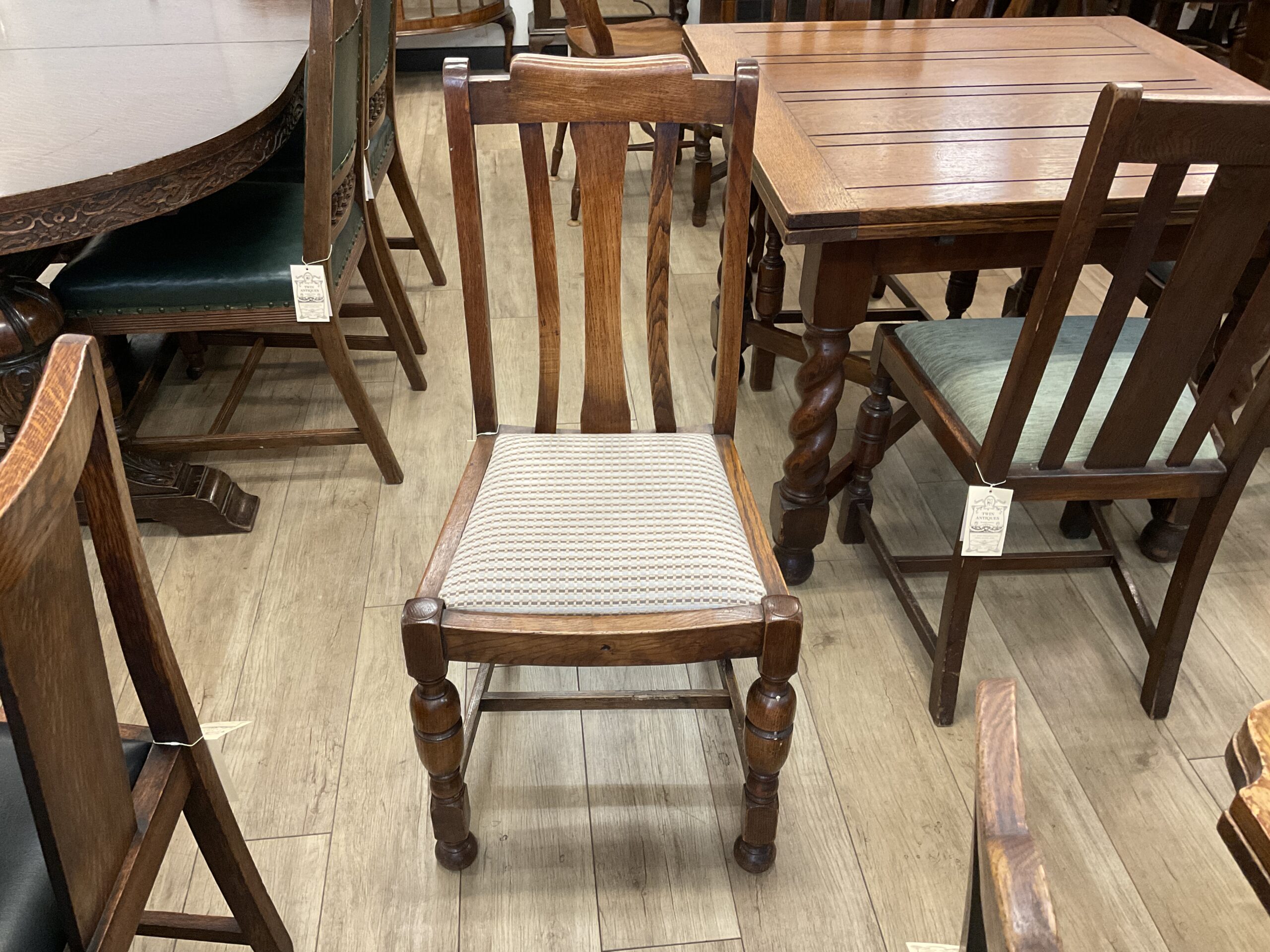 Set of 4 Chairs/19050401129