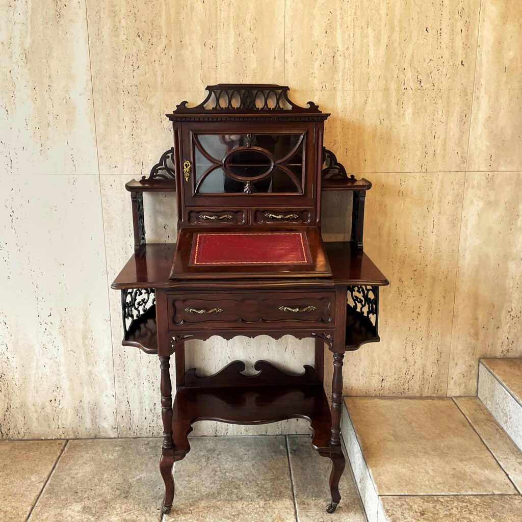 英国ビクトリアン時代に作られたアンティークデスク、マホガニーの書斎机