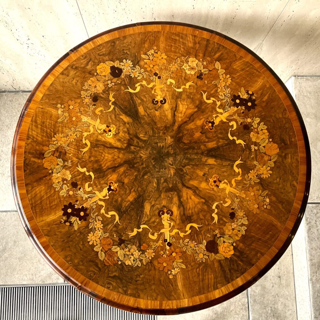 ウォルナットの杢目が美しいテーブル、象嵌がエレガントなアンティーク丸テーブル