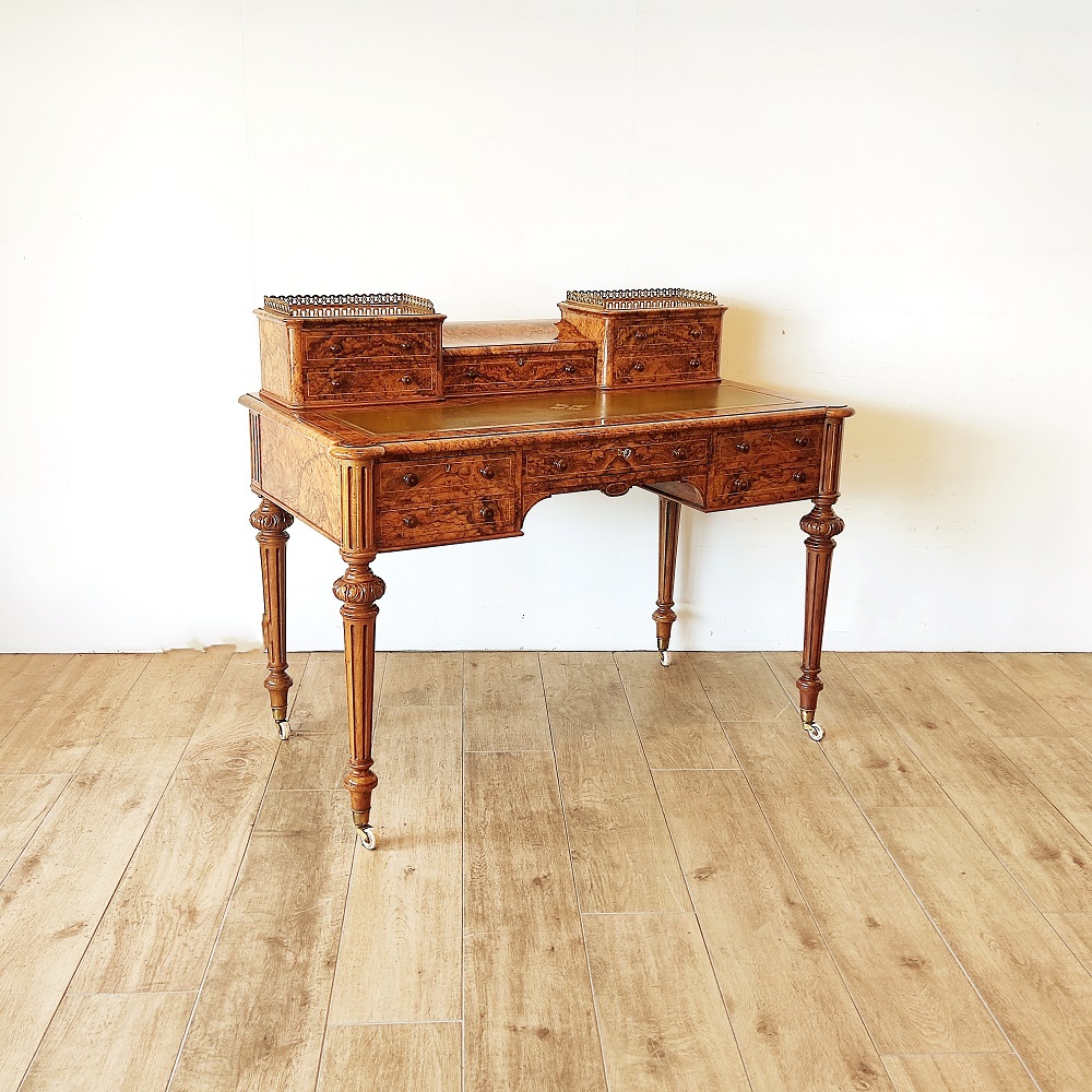 イギリスのエレガントでレザーとウォルナットの木目が美しい書斎机