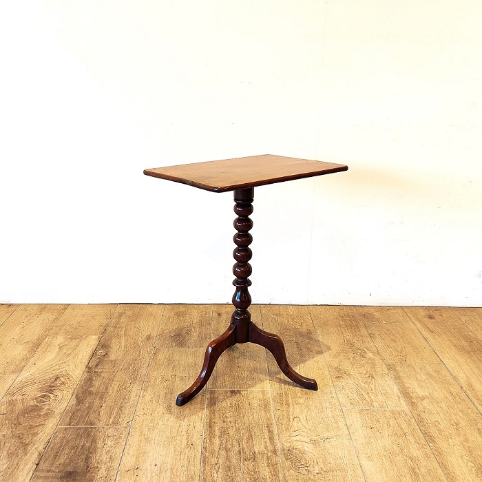英国で造られた脚が素敵なマホガニーのアンティークのサイドテーブル
