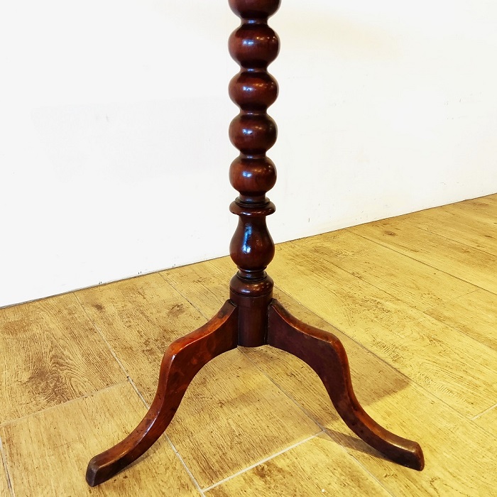 挽物細工の脚が素敵なアンティークのオケ―ジョナルテーブル