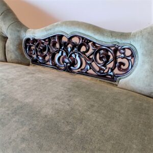 立体的な彫刻が美しいアンティークのソファ