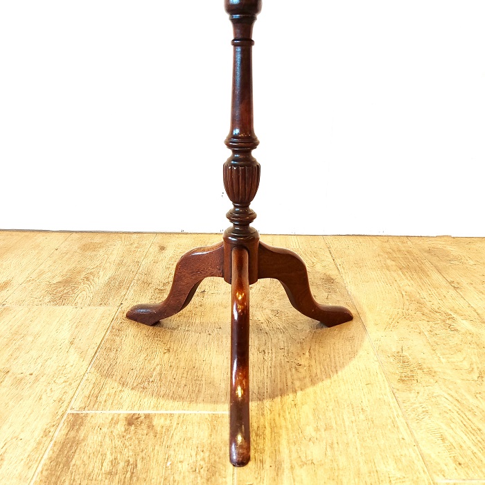 イギリスから到着したトリポッド脚が素敵なアンティークのランプテーブル